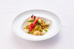 Gelbes Curry mit Zucchini, Aprikosen, Spinat, Kichererbsenpüree und Rauchmandelschaum