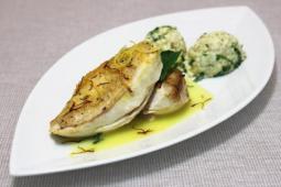 Sizilianisches Zitronen-Hähnchen mit Safran, Perlgraupen-Spinat-Risotto, Olivenöl-Emulsion