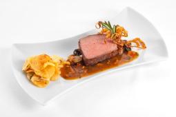 "Südtiroler Zwiebelrostbraten" mit getrockneten Tomaten und Oliven