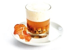 Pilz-Cappuccino-Suppe mit Milchschaum und Tiroler Speck