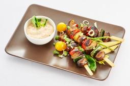 Gegrillte Gemüsespieße mit pikantem Basilikum-Tomatendipp