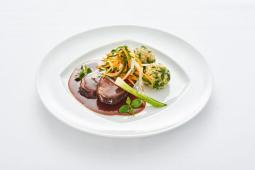 Rinderbraten Esterhazy in Burgunder-Rotweinsauce mit Spinat-Klößen