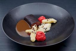 Mai Bock, Schokoladensauce, gebackener Kakao Crue Spargel, Rote Beete Butterschaum