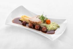Kalbskrustenbraten mit Borretane-Zwiebeljus, Spargel aus dem Vakuum, 7-Kräuter-Hollandaise