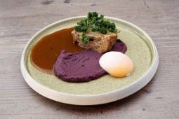 Hackbraten/ Fermentierte Pfeffersauce/ Onsen Ei/ Lila Karottenpüree