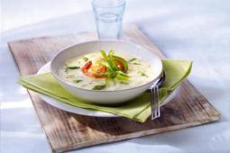 Kokos-Spargelsuppe mit Zitronengras-Ingwer Garnelen und Frühlingslauch
