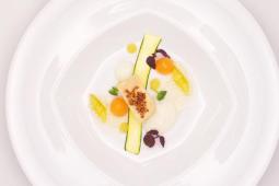 Pochierte Hähnchenbrust im Asiafond mit Duftreiscreme, Melone und Gurke