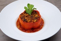 Garden Gourmet gefüllte Paprikaschote auf Fenchel-Tomatensauce