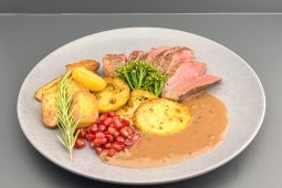 Rindersteak / Marzipan-Granatapfel-Rosmarin-Jus / Gelbe Zucchini / Gebackene Kartoffeln