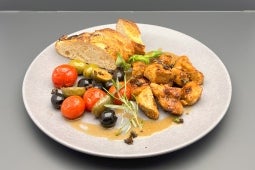 Kalbsragout mit Portweinjus / Oliven, Kapernfrüchte, Kirschtomaten / Baguette mit Meersalz & fermentierten Pfeffer