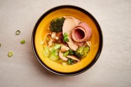 Japanisches Ramen mit Gemüse und Schweinefleisch