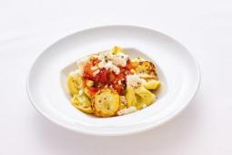 Tortellini mit Tomaten-Gemüsesauce