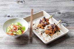 Garden Gourmet - Japan - Gegrillte Yaka Sticks mit fermentierter Pfeffer Paste und eingelegtem Ingwer Gurken Salat