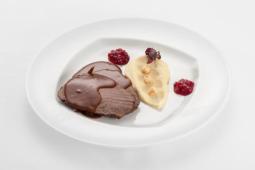 Rehkeule mit Zartbitterschokolade, Preiselbeeren und Haselnüssen