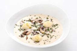 Wildkräuter-Champignoncremesuppe mit Kartoffel-Speckschaum