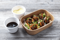 Garden Gourmet - Japan - Takoyaki vegane Bällchen in Pilzsauce, mit Wasserkresse Salat, getrockneten Steinpilzen und Sesam