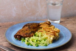 Gebratene Entenkeule mit Trüffel-Kartoffelgratin und grünem Gemüse