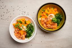 Soja Lachs Poké mit Süßkartoffeln und schwarzem Sesam
