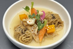 Asiatisches Pot au Feu mit Kabeljau, Ramennudeln und fermentiertem Gemüse