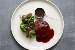 Garden Gourmet - Sensational Burger als Pfeffer Steak serviert mit aromatischer Demi Glace und glasiertem Gemüse