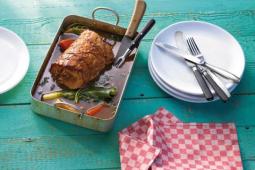 Gefüllter Jungschweinrücken mit Feigen, Oliven und Mandeln