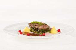 Geschmorte Lammhüfte mit Wiesenkräutern, Steckrübenpüreé und Preiselbeerschaum
