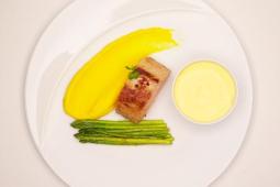 Rosa gebratener Kalbsrücken mit Kalamansi Hollandaise, grünem Thaispargel und Kartoffel-Safranpüree