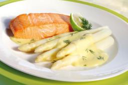 Gebratenes Lachsfilet auf Stangenspargel mit Limonen-Hollandaise