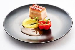 Geschmortes Duroc-Schwein, Maiscrème