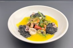 Risotto nero / Meeresfrüchtesalat / gelbe Beurre Blanc