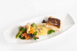 Gebratener Kabeljauloin mit lauwarmen Spargel-Pfirsich-Salat und Koriander-Minze-Hollandaise