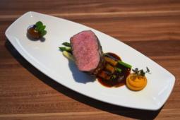 Roastbeef 58°C mit fermentierten Pfeffer und Portweinjus an rotem Linsen-Curry-Püree