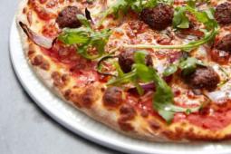 Garden Gourmet - Vegane Bällchen Pizza mit scharfen Jalapenos