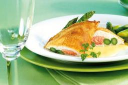 Duo von Lachs und Zander mit grünem Spargel im Pfannkuchen