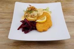 Knusper Schnitzel mit Cheddar-Chili Sauce und Baked Potatoes