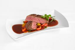 Gebratenes Rindersteak mit Pfeffer-Gewürz-Sauce und Peperonata