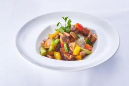 Rindfleischwürfel in Wasabi-Sojasauce mit Glasnudeln
