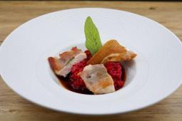 Saltimbocca vom Spanferkel mit rote Beete-Risotto und Marsalajus