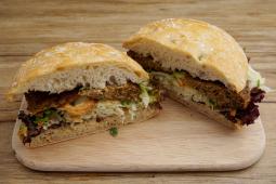 Rustikales Brötchen mit bayrischem Pflanzerl