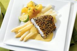 Gebratener Waller in Sesam auf Stangenspargel in Dijon-Senf-Sauce