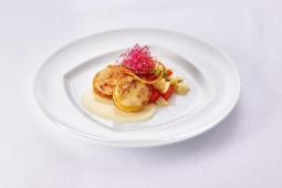 Gebratener Semmelknödel mit Bergkäsesauce und warmen bayrisch Krautsalat