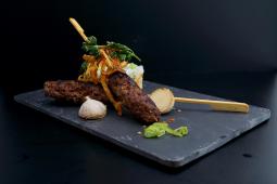 Arabische Hackspieße mit Bulgursalat und Minzjoghurt