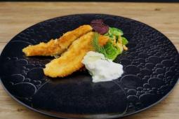 Gebackene Hechtschnitte, Wirsing, Linsen und Joghurt