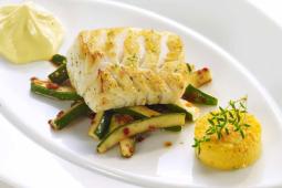 Kabeljaufilet an Curry-Polenta auf Zucchini-Sticks mit Olivenölemulsion