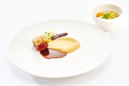 Gebratener Hasenrücken in Senfkräuterkruste und Zwiebelcaramelsauce