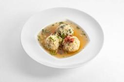 "Knödel-Tris" in kräftiger Fleischbrühe