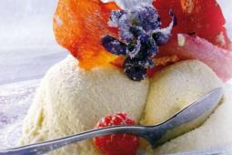 Parfümierte Mascarpone-Creme mit kandierten Blüten