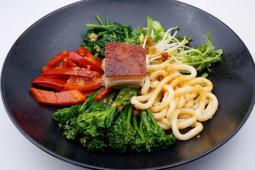 Asia Gemüsebowl mit gebratenem Schweinebauch