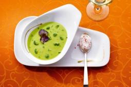 Broccolicremesuppe mit Chili-Sahne und Vitelotte - Chips