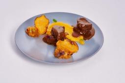 Sauerbratengulasch vom Hirsch mit Kürbis-Kartoffelstampf